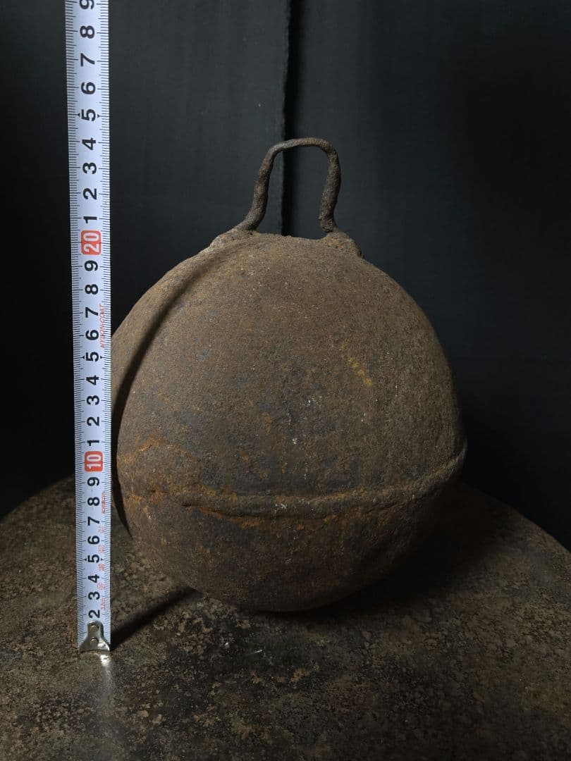 奇跡的なぴったりの台座付き、鉄味最上級の取っ手付き鉄球　骨董市古道具