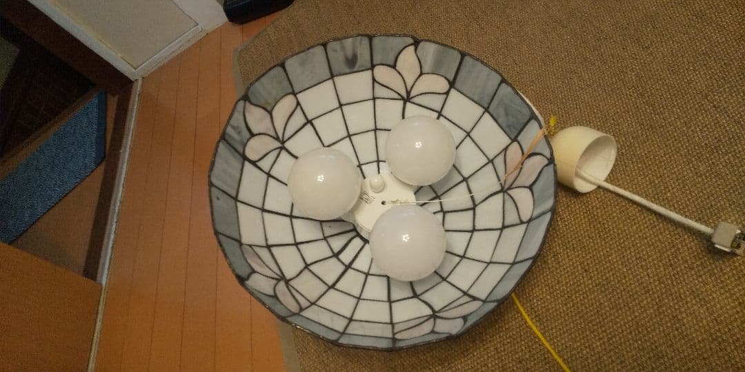 ハンドメイド最安値ステンドグラス3灯式ペンダントライト昭和レトロ　ステンドグラス