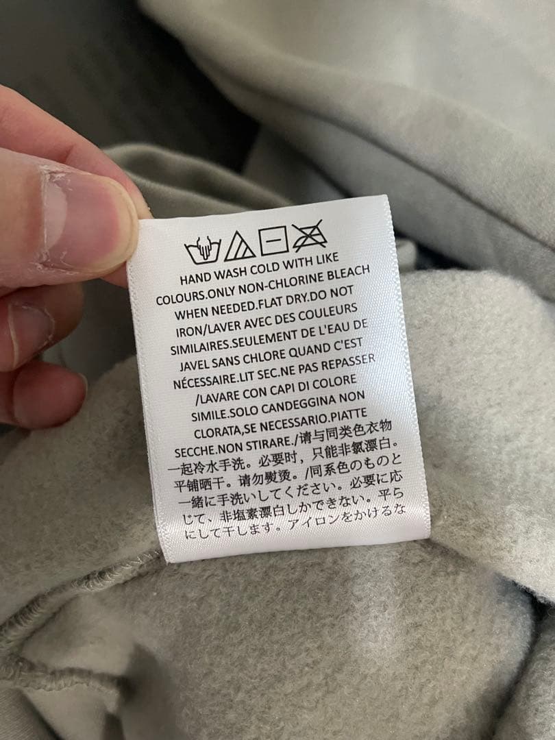 ESSENTIALS FEAR OF GOD グレー フーディ価格28600円