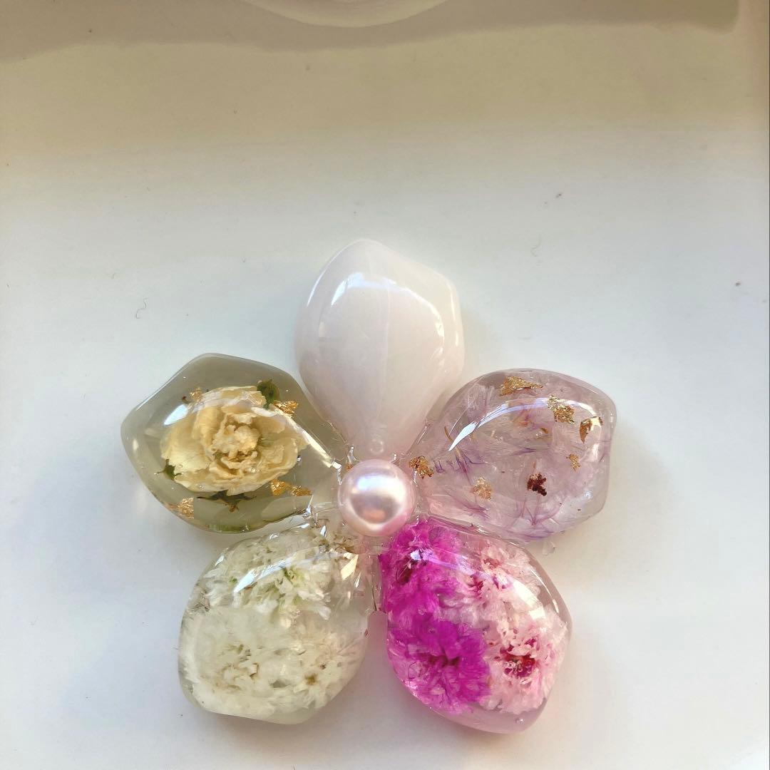 レジン　ヘアゴム　花モチーフ　ホワイト＆ピンク◡̈♥︎ ミニバラ　ドライフラワー