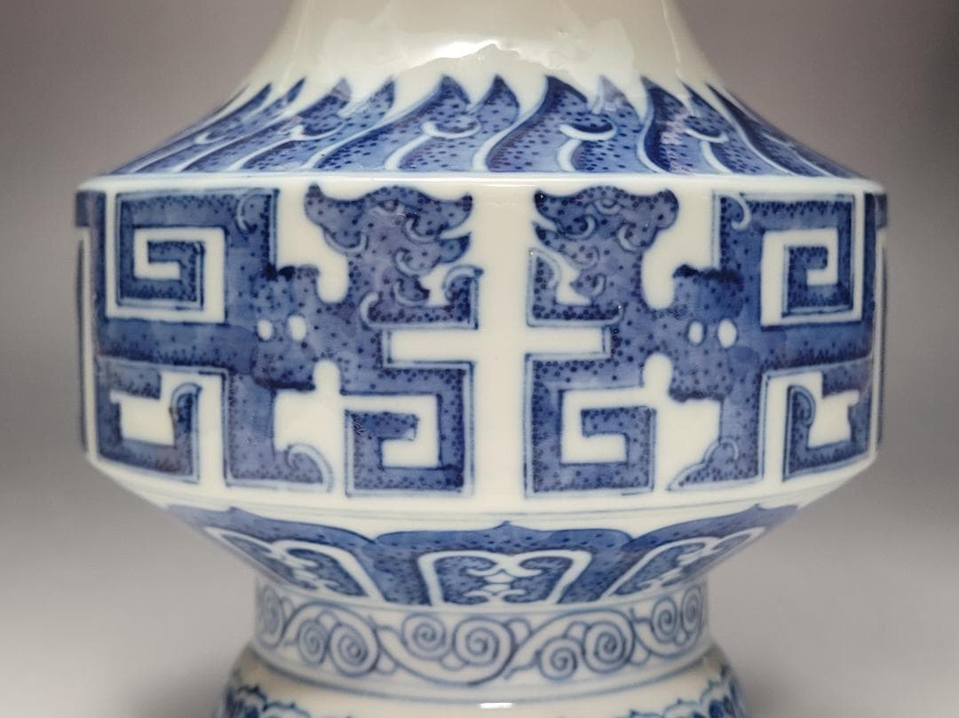 染付 吉祥 龍紋 両耳花瓶 「大清乾隆年製」銘 明清時代 高さ約20.8cm