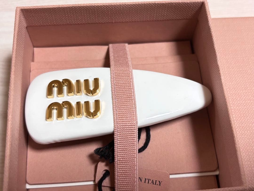 miumiu パテントレザー　ヘアクリップ　ヘアピン 箱、ショッパー付き