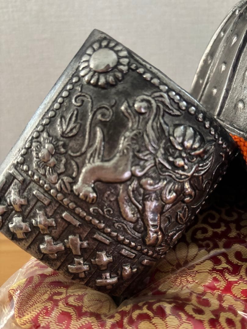 兜。金属製 。レトロ。未使用。シルバー。シンプル