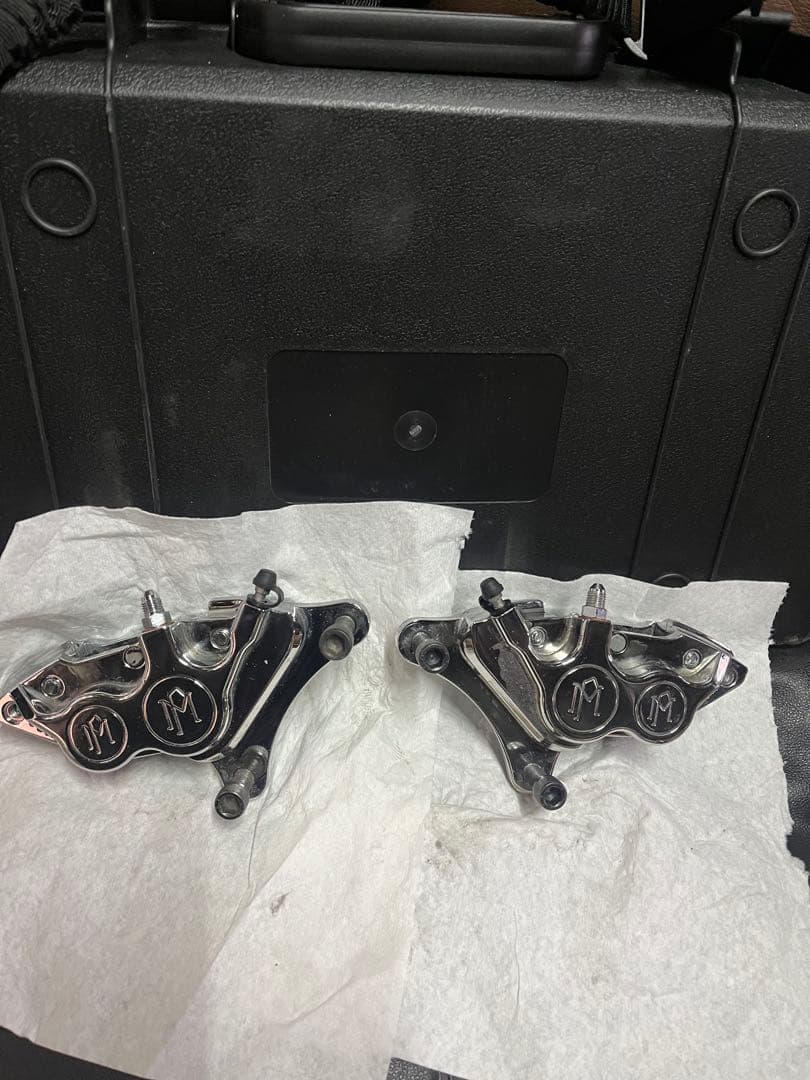 PM パフォーマンスマシン製異形4podキャリパー左右セット