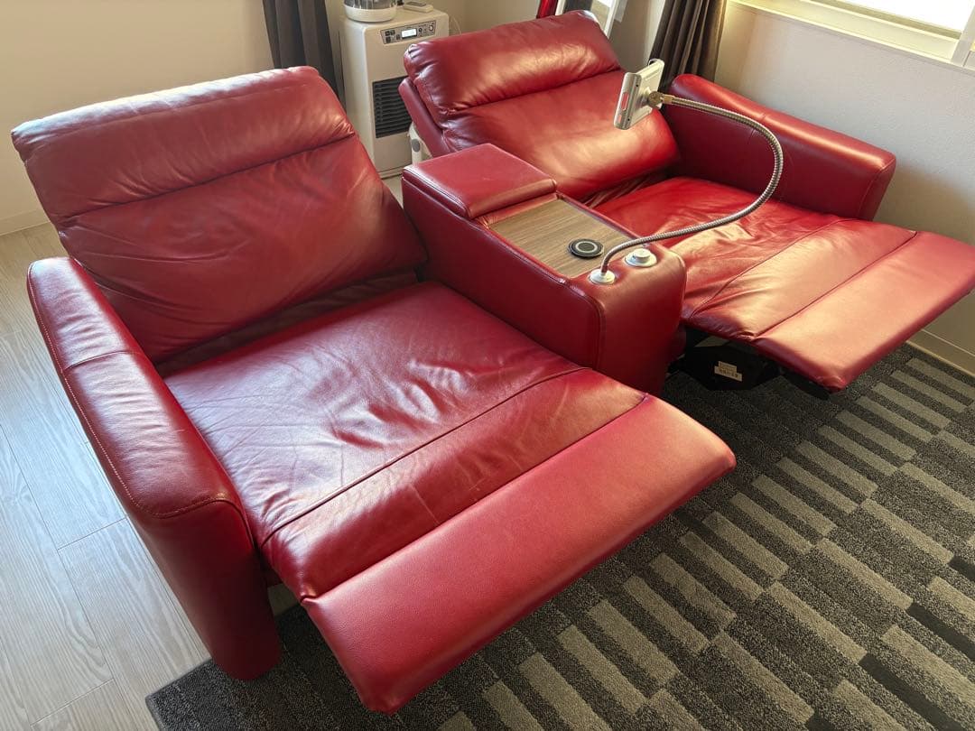 ニトリ赤い本革リクライニング2人掛けソファーワイド
