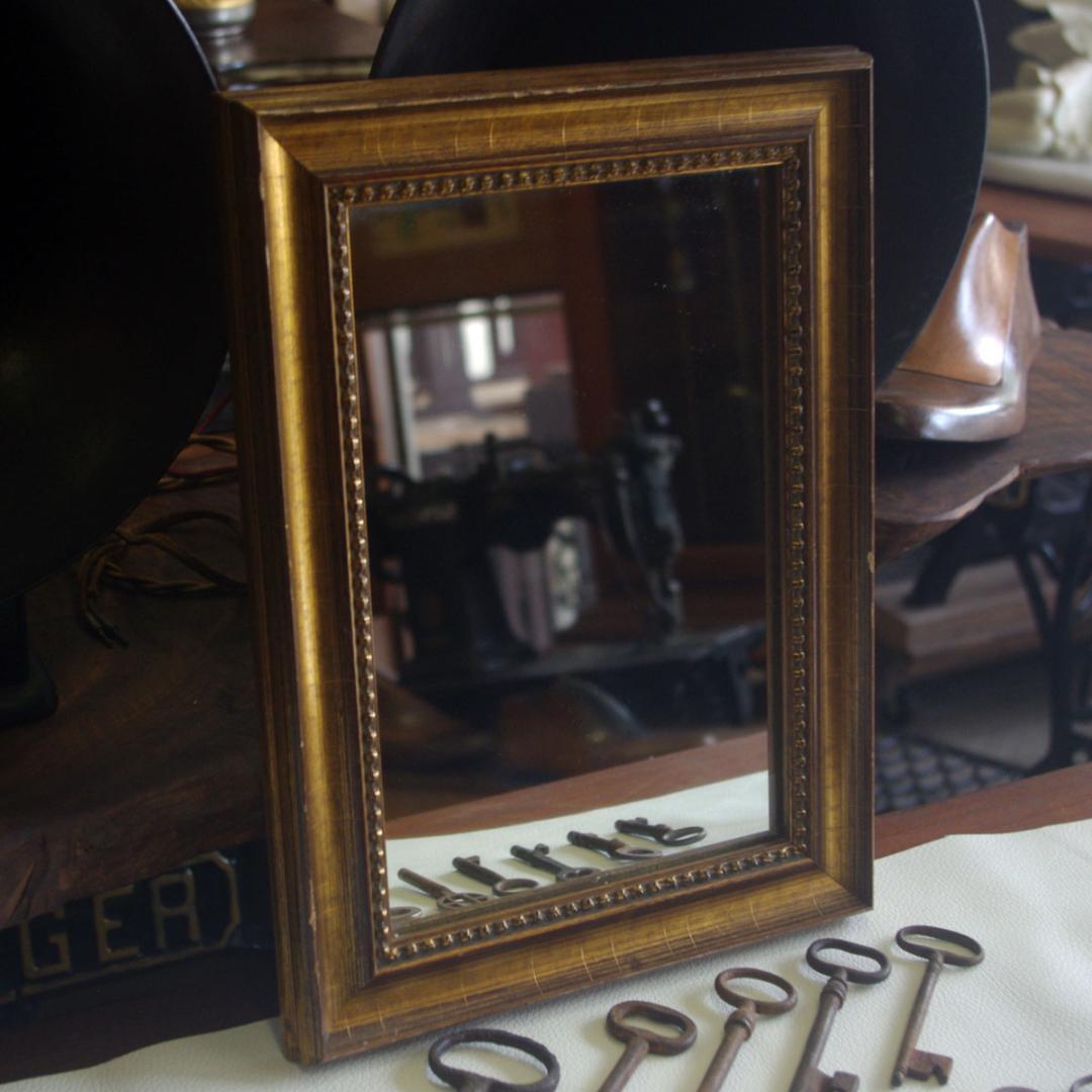 中サイズ 壁掛けミラー 装飾的なゴールドフレームの鏡 絵画 額縁 M05