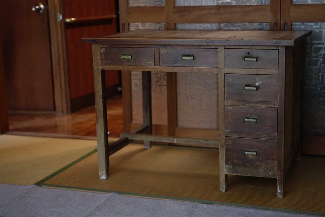 アンティークデスク　骨董品　机　家具　ディスプレイ