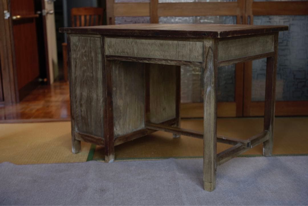 アンティークデスク　骨董品　机　家具　ディスプレイ