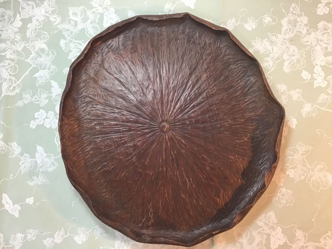 木製トレー　彫刻模様　葉型盆　大皿　木彫蓮の葉？ (120)
