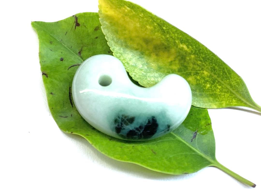 ✳味身絶品‼️高価糸魚川翡翠勾玉　微細な結晶に濃厚な緑　身近な御守りに　本物を‼️