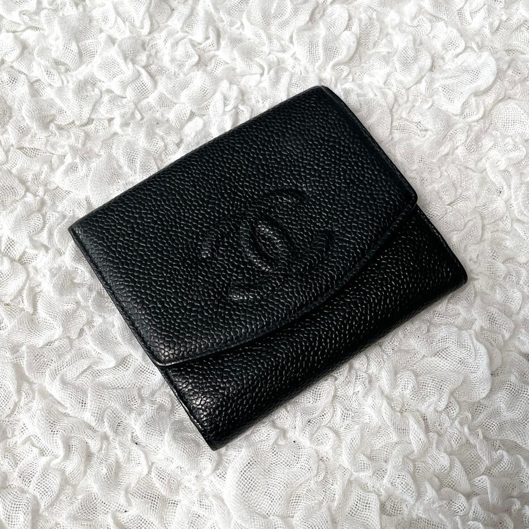 CHANEL ブラック 二つ折り財布　キャビアスキン　コンパクト　レザー　黒