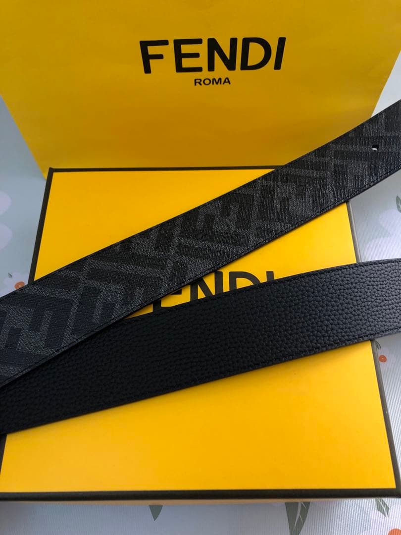 フェンディ　レザーベルト　FF金色金具　100ｃｍ　超美品