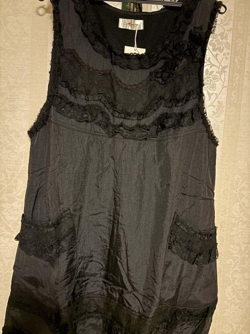 ピアリマーマ　フリル付き黒エプロン