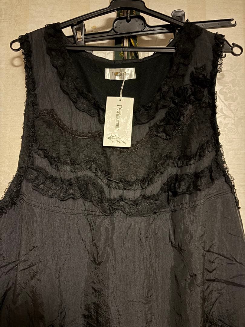 ピアリマーマ　フリル付き黒エプロン