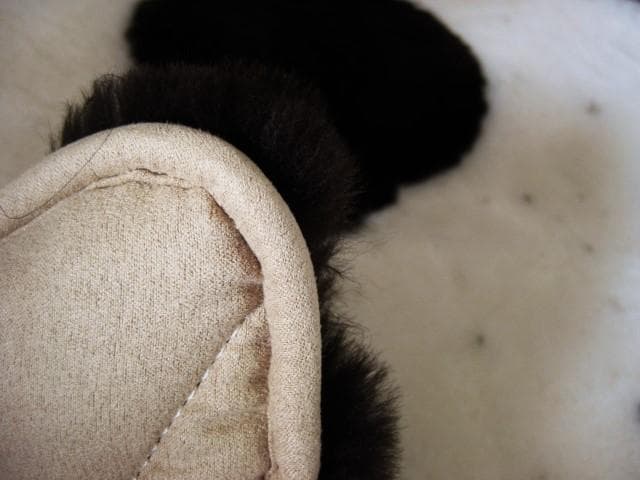 最終お値下げ～ブチ柄ムートンラグ（スリッパなし）　世界に一つ　玄関やソファーにも