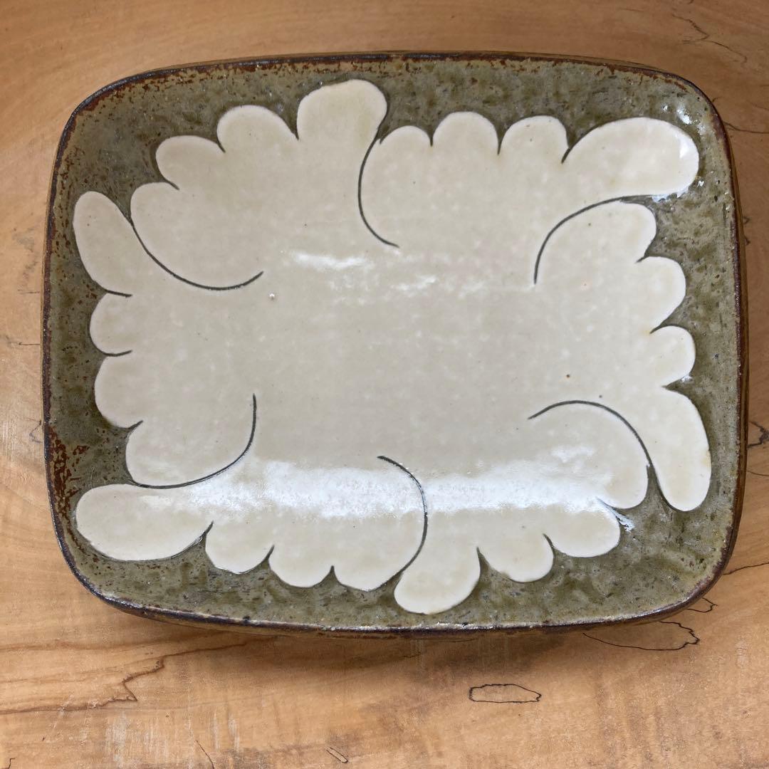 岩井窯 山本教行 灰釉掻落牡丹柄 角皿