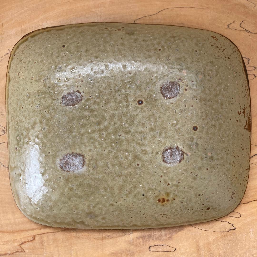 岩井窯 山本教行 灰釉掻落牡丹柄 角皿