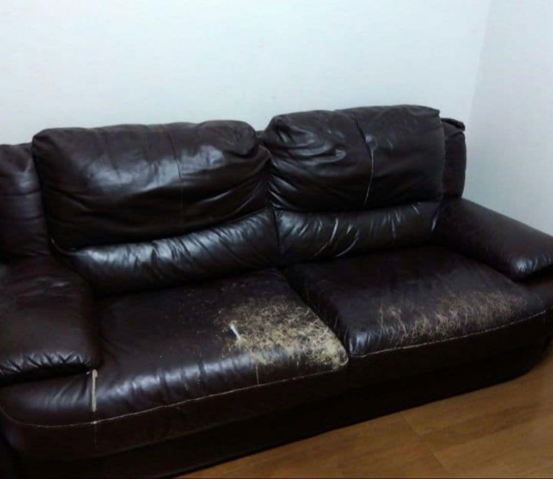 ビンテージダークブラウンのレザー製カウチソファ、使用感あり。