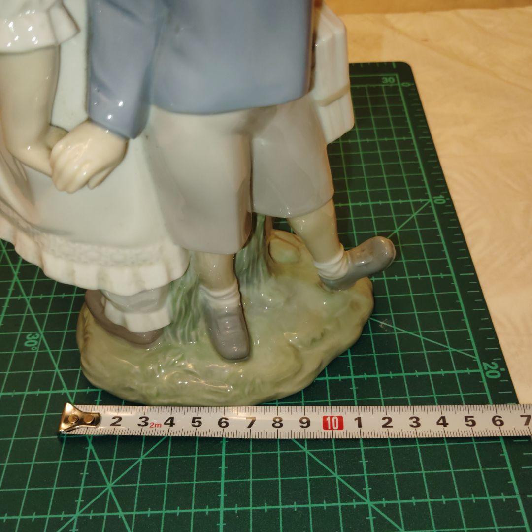 リヤドロ　LLADRO　女の子と男の子が手つないでる置物