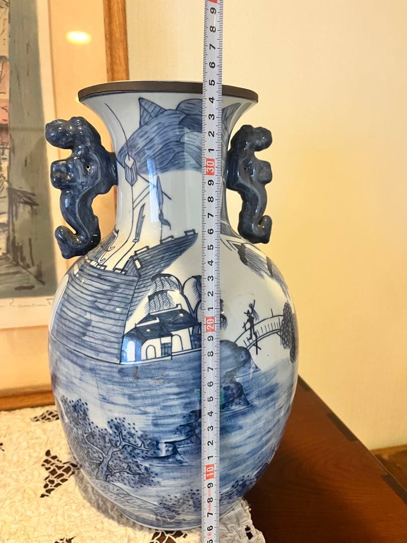 青白い陶器の花瓶 獅子持ち