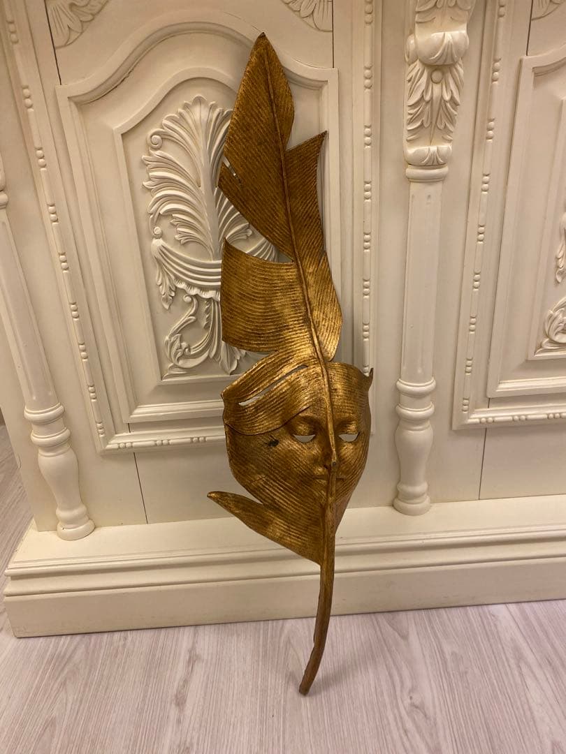 ゴールド　かっこいお面みたいな壁掛けオブジェ