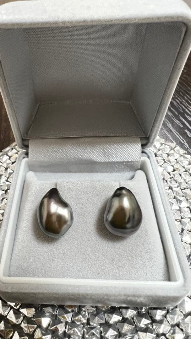 黒蝶ケシパール　プラチナピアス　美品