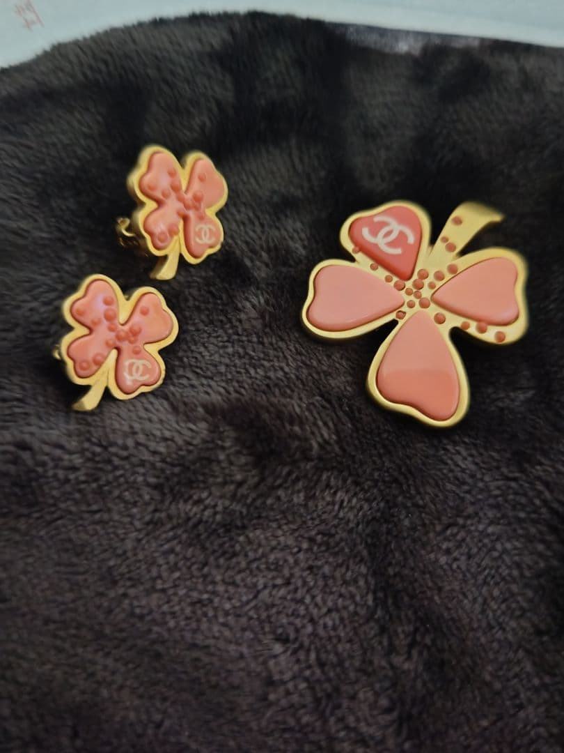 c*e様 クローバー型ピアスとブローチセット