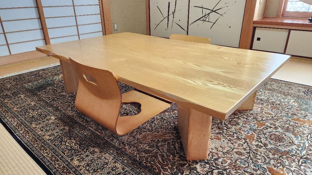 ナチュラルウッドの長方形テーブルと椅子2脚