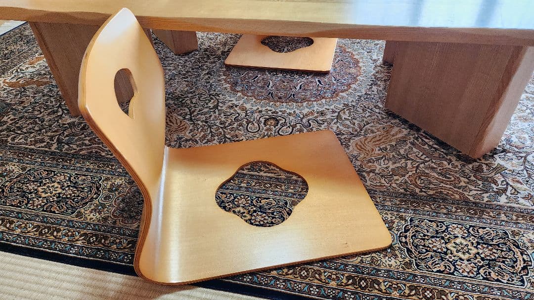 ナチュラルウッドの長方形テーブルと椅子2脚