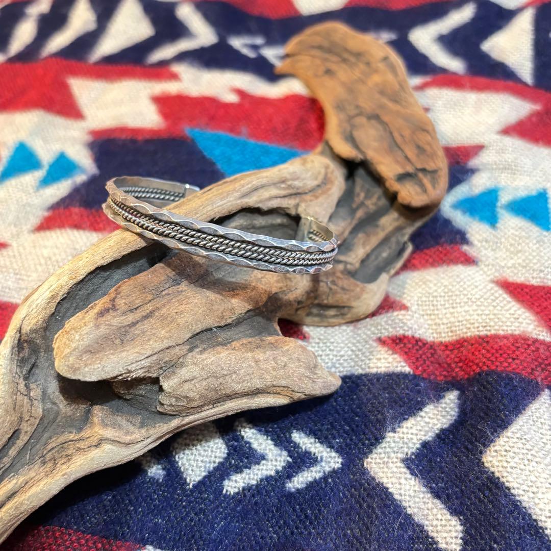 ビンテージ ナバホ族ハンドメイド　ツイスト ネイティブ シルバーバングル