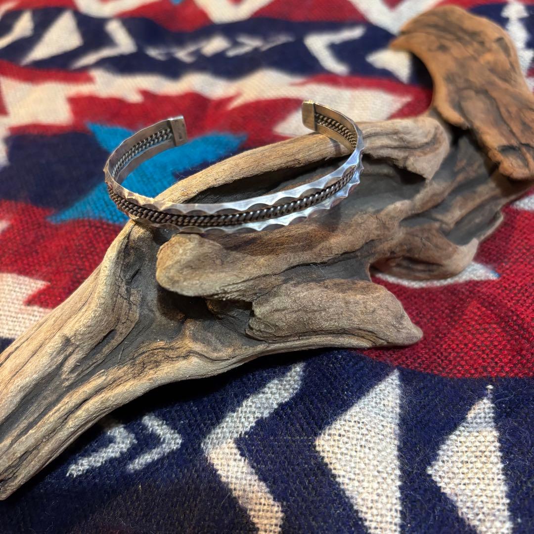 ビンテージ ナバホ族ハンドメイド　ツイスト ネイティブ シルバーバングル
