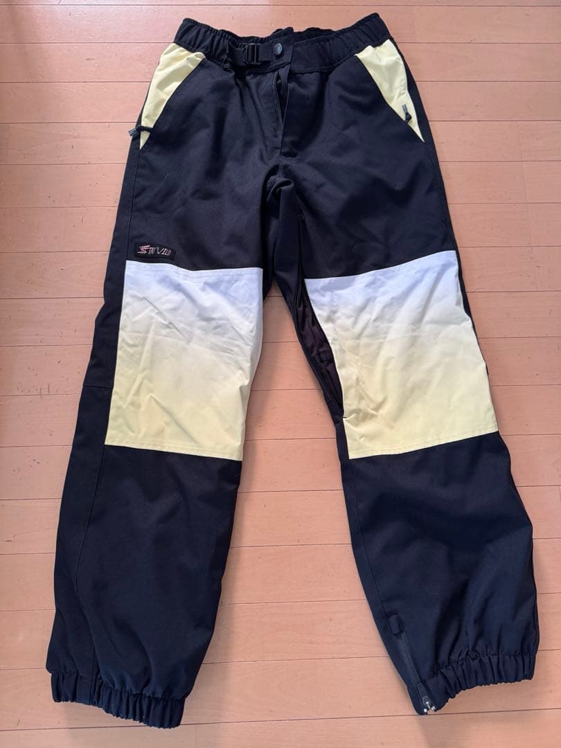 【値下げ】未使用エアブラスター　スノーボードウェア 黒/黄色/白