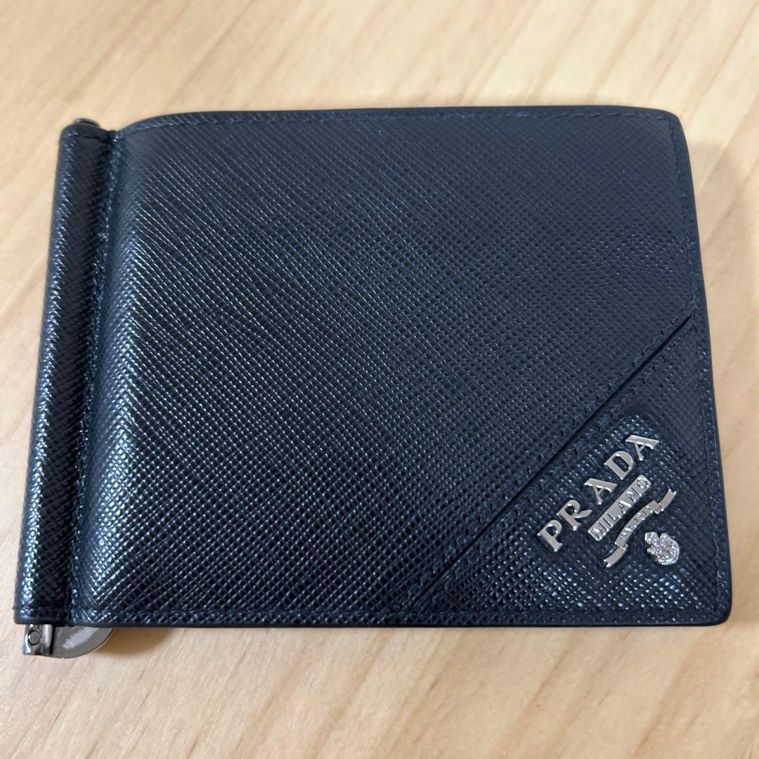 サフィアーノレザー製のブラックマネークリップPRADA ブラック マネークリップ