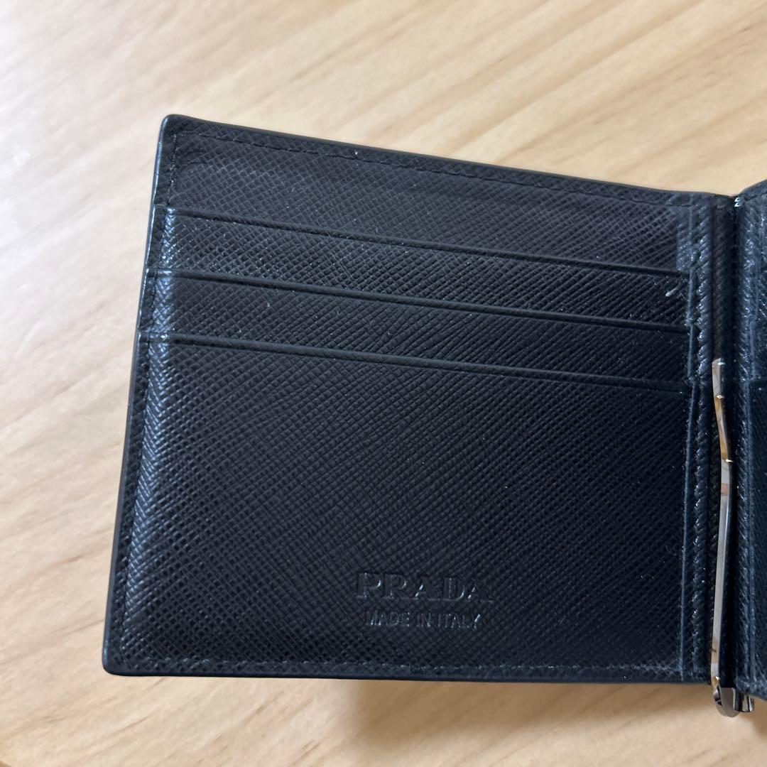 サフィアーノレザー製のブラックマネークリップPRADA ブラック マネークリップ