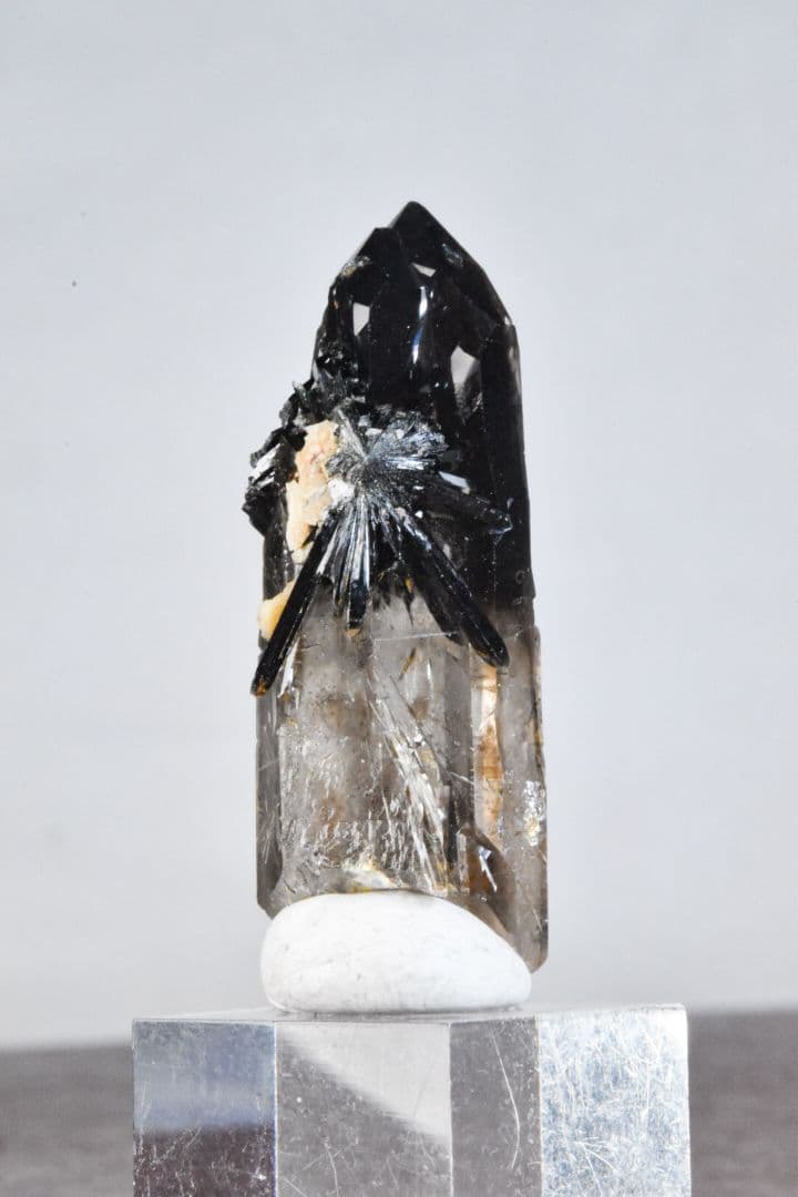 マラウイ産 放射状エジリン付きスモーキークォーツ