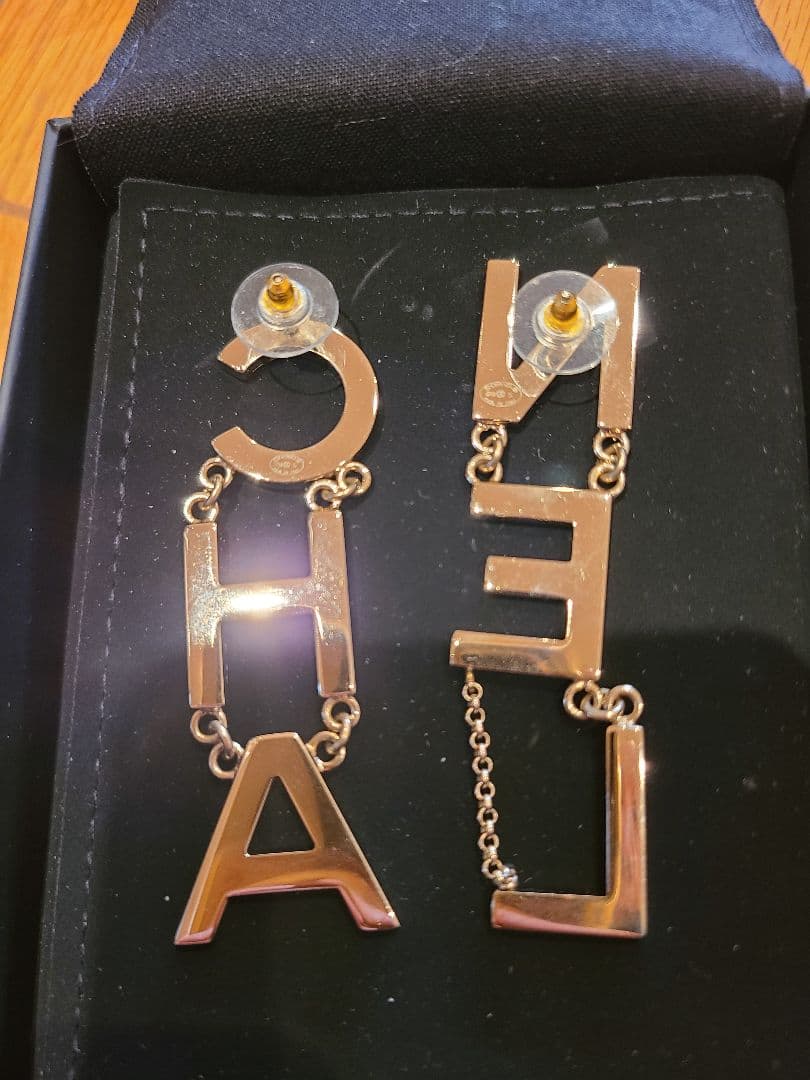 CHANEL ロゴモチーフ ピアス　シャネル