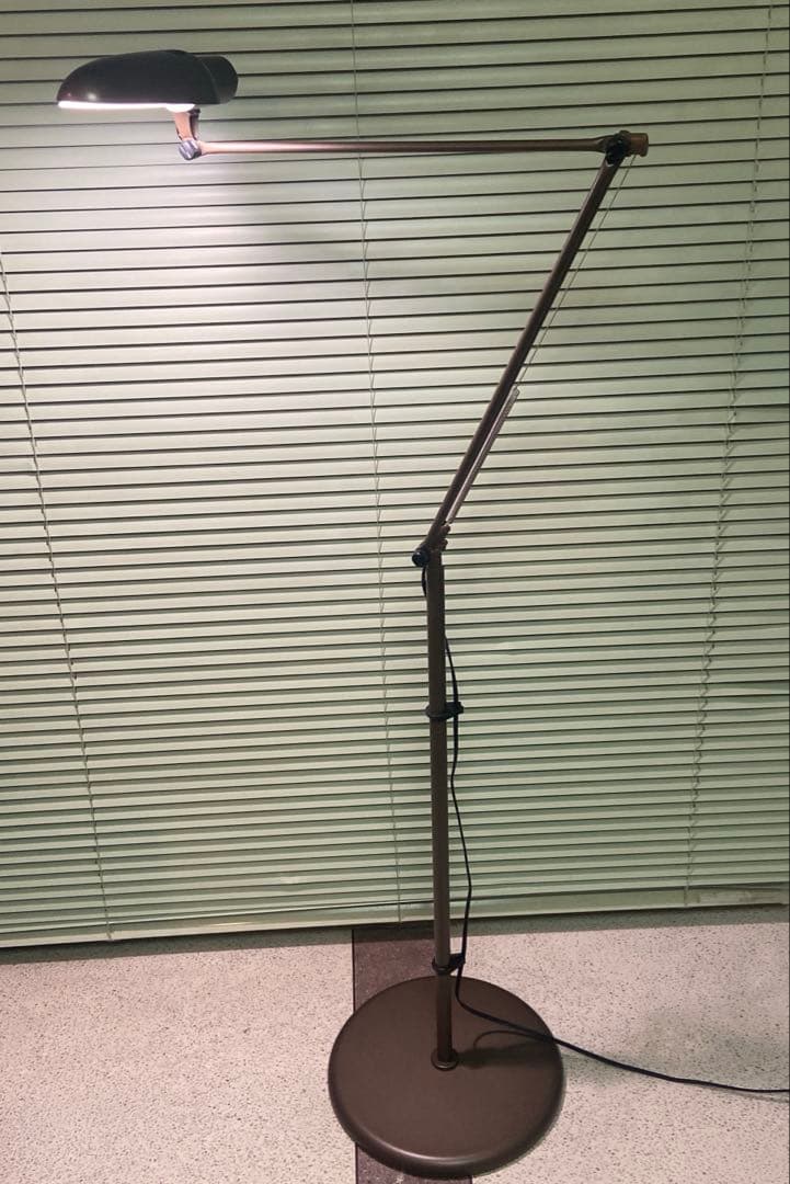 SWAN エグザーム LEDフロアランプ ブロンズ