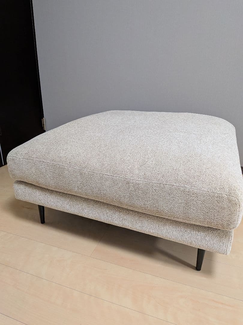 ベージュのファブリックオットマン