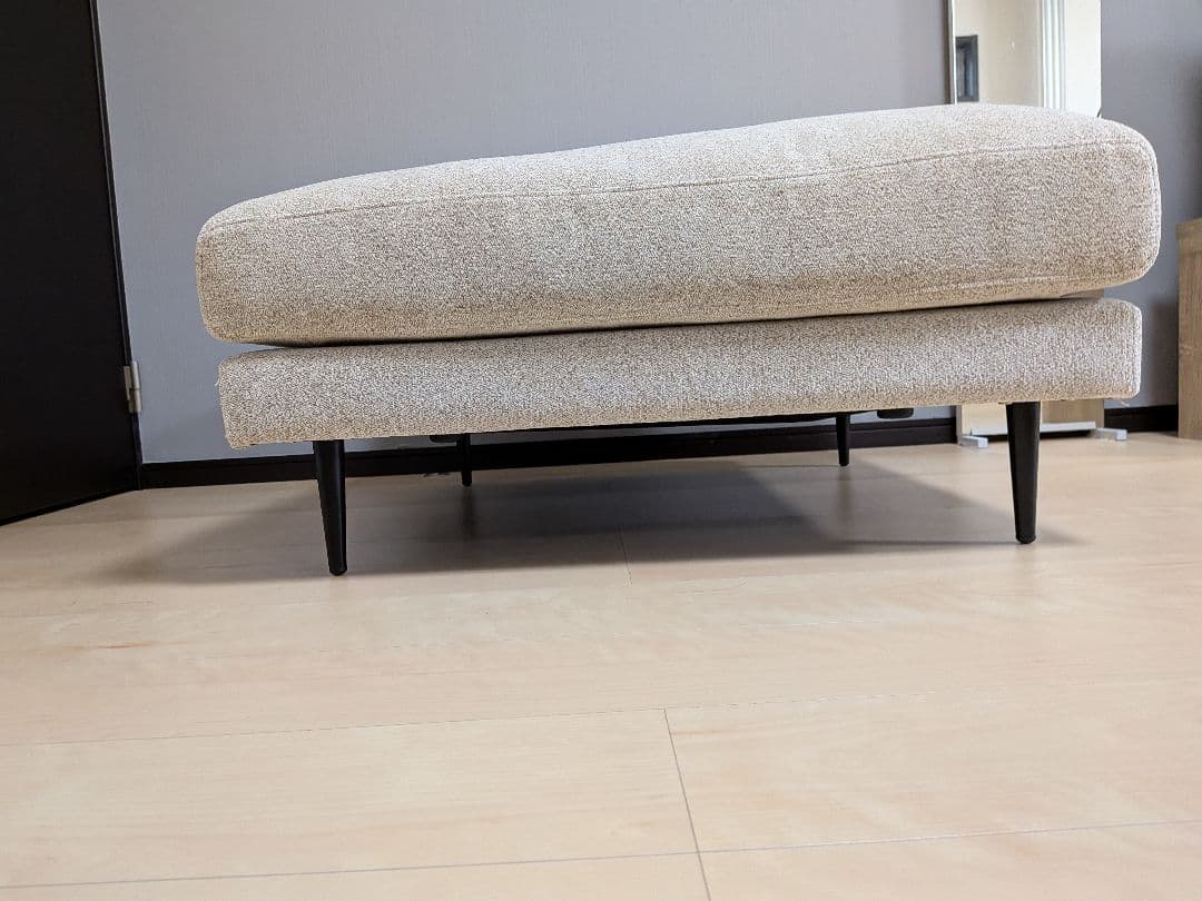 ベージュのファブリックオットマン