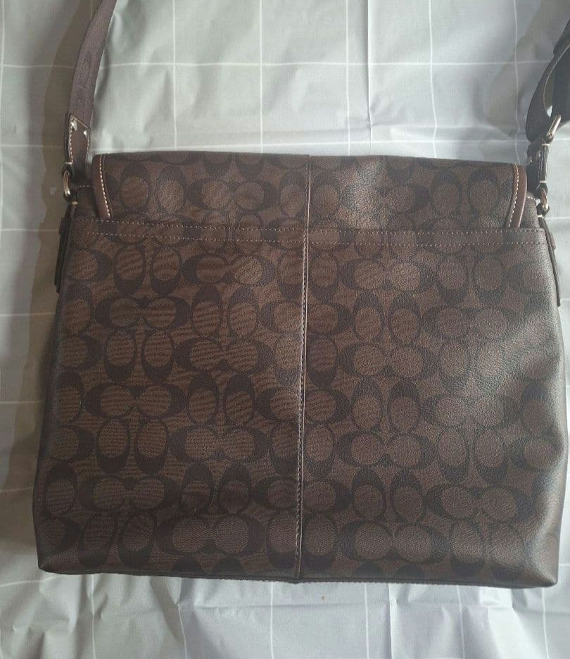 COACH シグネチャー、メッセンジャーショルダーバッグ