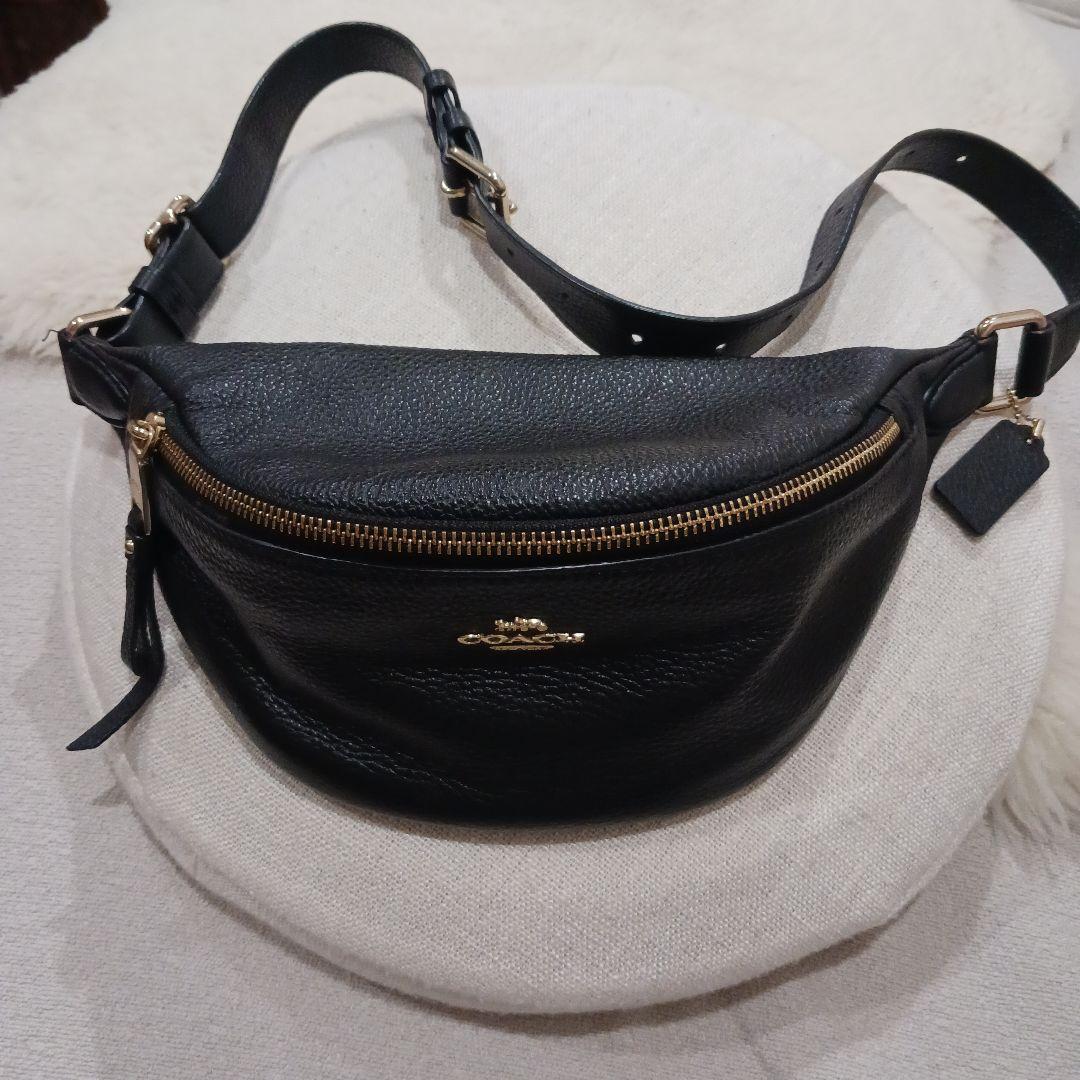 COACHブラックレザー ボディバッグ ゴールドジッパー