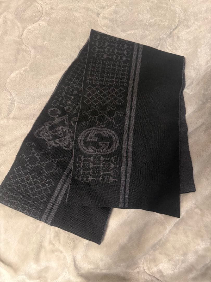 GUCCI グレー ロゴ入り マフラー