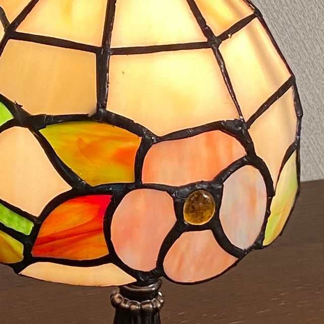 輸入雑貨　ティファニースタイル　エレガント　丸型ステンドグラス　テーブルランプ