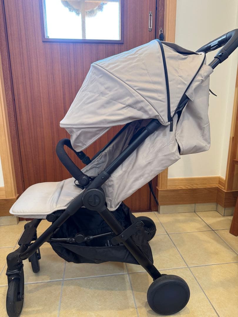 折りたたみ式グレーのベビーカー