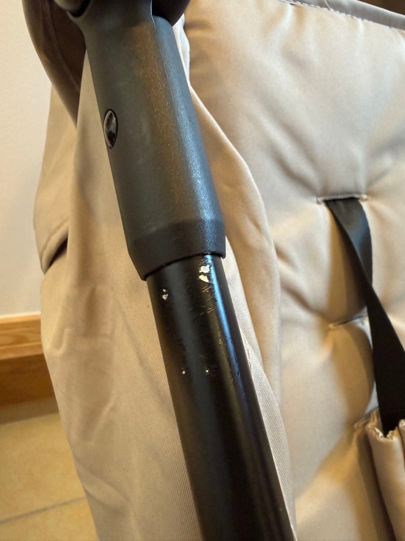 折りたたみ式グレーのベビーカー