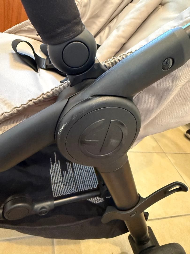 折りたたみ式グレーのベビーカー