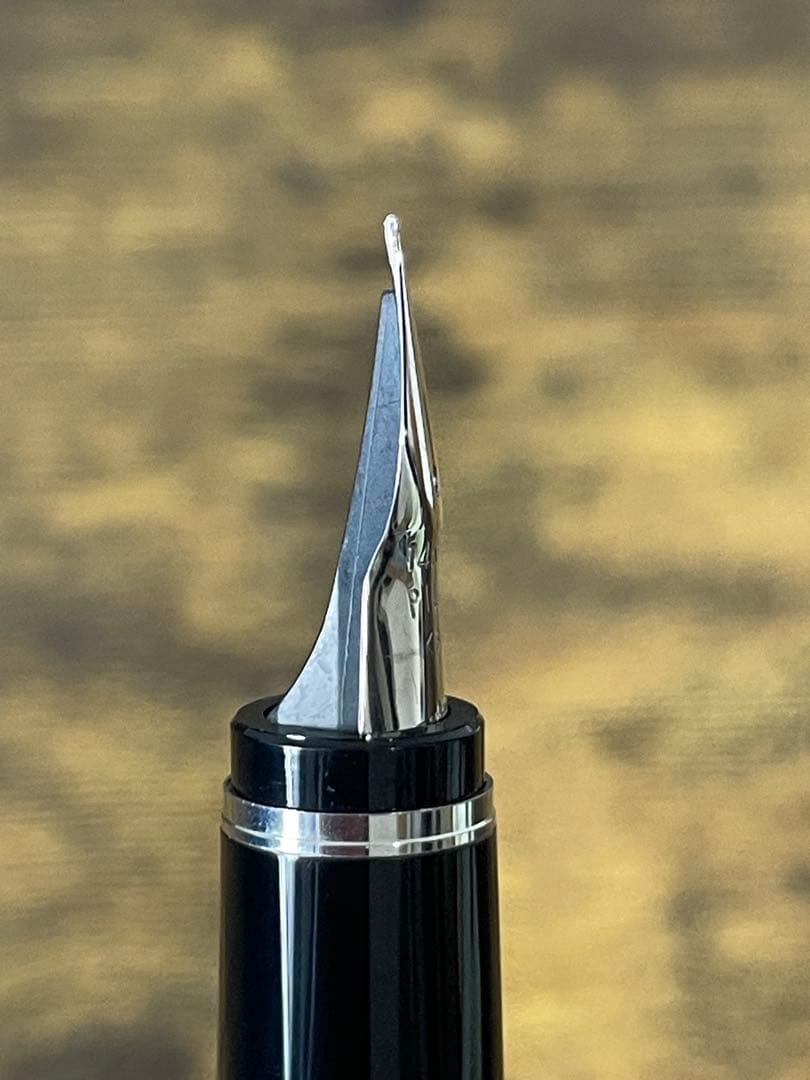 新品未使用　金属軸　エラボー　SFニブ　ブラック　パイロット　万年筆　備品あり