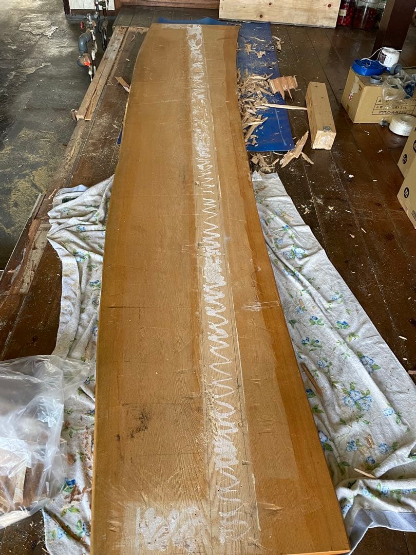 一枚板、木の種類はシオジです。