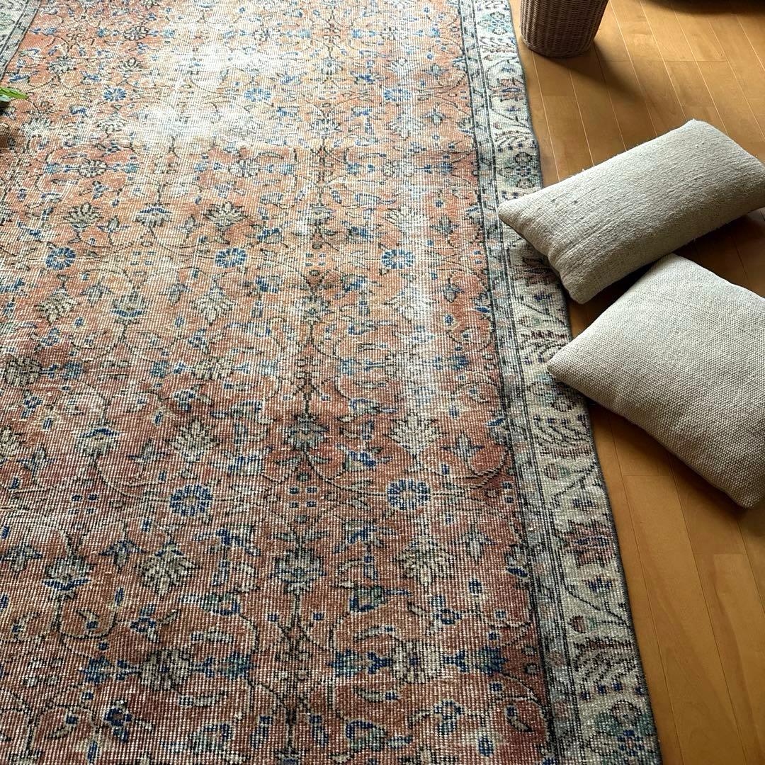 大判133×241ピンクベージュ　青い花　ボタニカル　トルコヴィンテージラグ