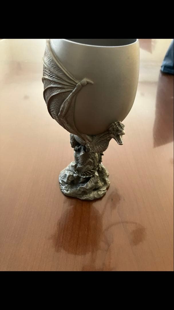 ドラゴンデザインの装飾カップ